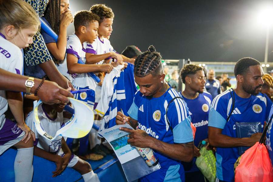 Bacuna dá autógrafos a jovens adeptos
