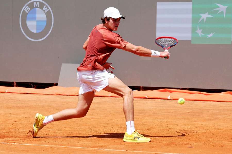 João treinando no saibro romano antes da estreia
