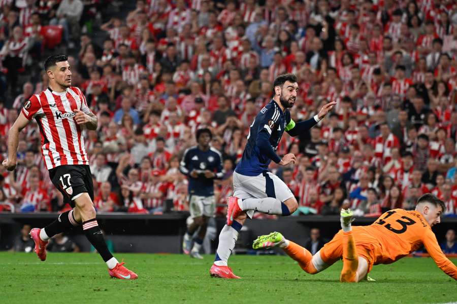 Bruno Fernandes bate a Agirrezabala, ante Yuri Berchiche