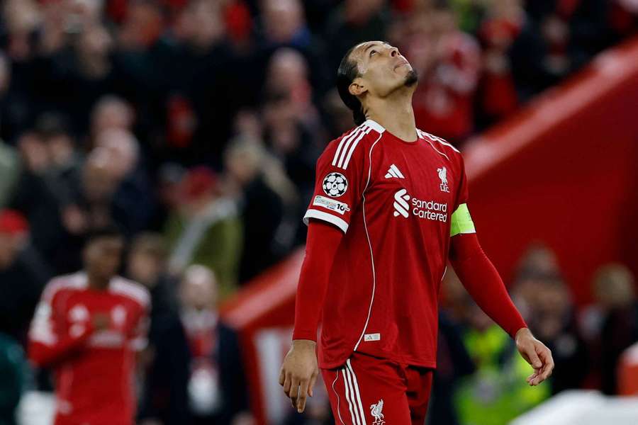 Van Dijk parece pedir una explicación divina a lo que le pasa al Liverpool