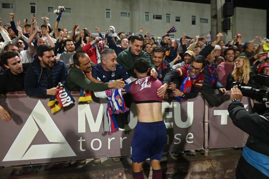 A festa dos jogadores do Torreense com os adeptos