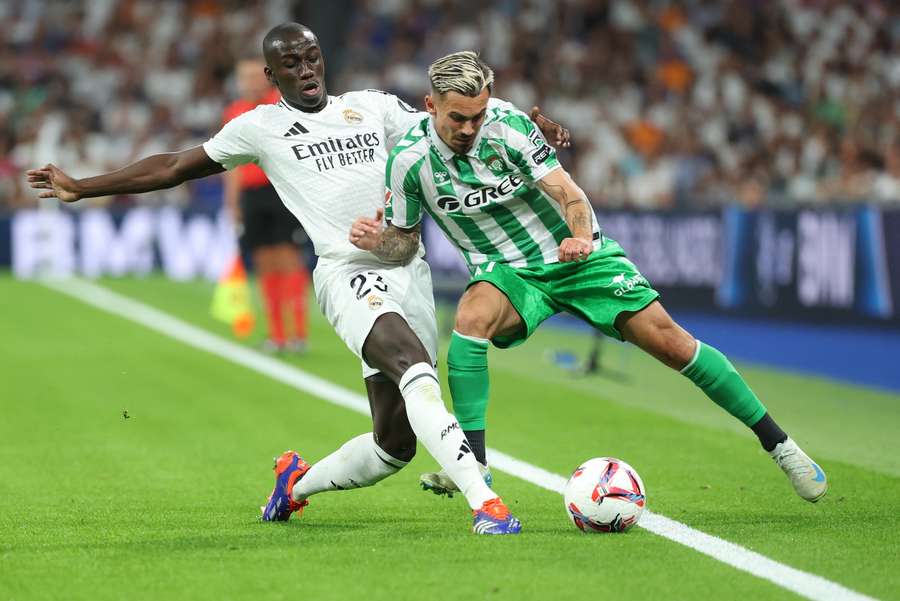 Rodri intenta zafarse de la marca de Mendy en su último partido con el Betis