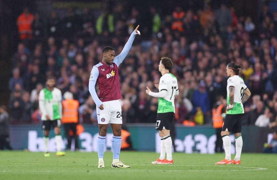 Jhon Durán del Aston Villa celebra el segundo gol de su equipo