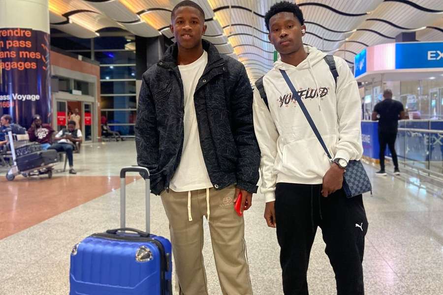 Abdou Gassama e Alpha Diallo no aeroporto antes da viagem para Lisba