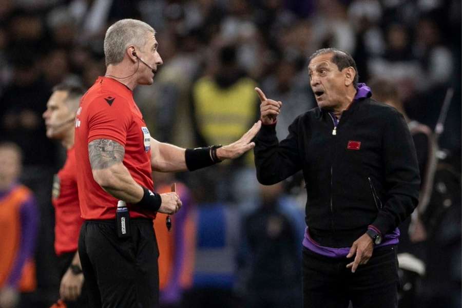 Ramón Díaz foi expulso por reclamar de golo anulado
