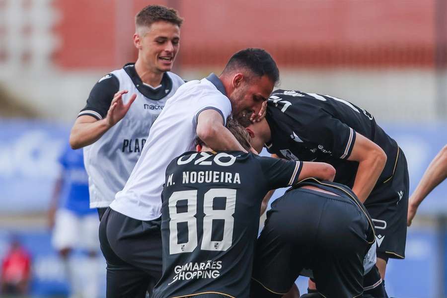 Jogadores da equipa B do Vitória SC em festa