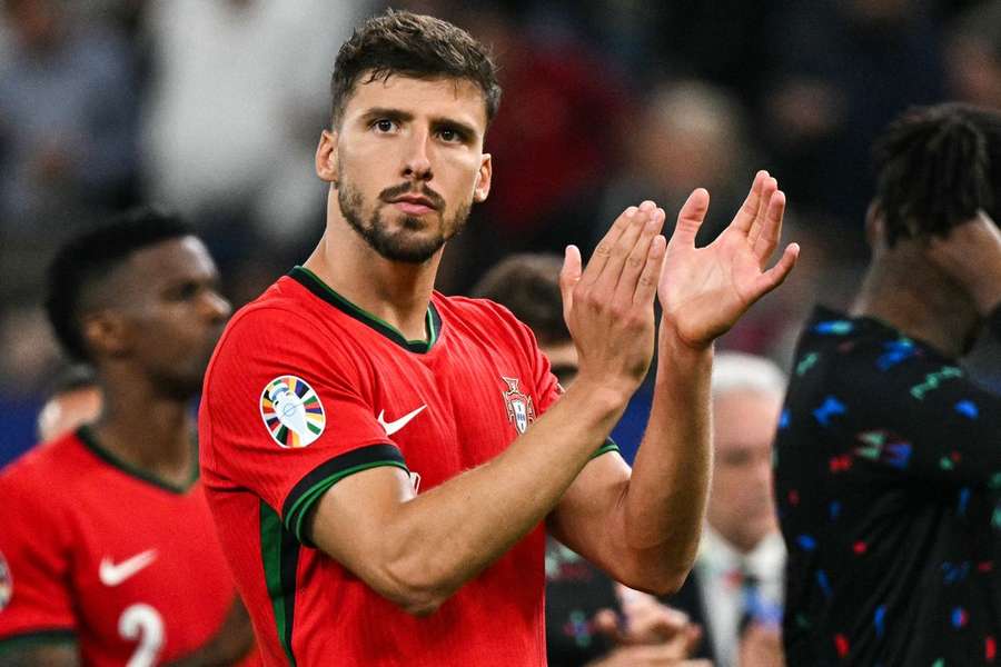 Rúben Dias assume posição no eixo defensivo de Portugal