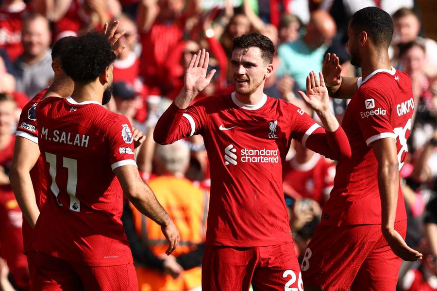 Andrew Robertson přijímá gratulace ke druhému gólu Liverpoolu.