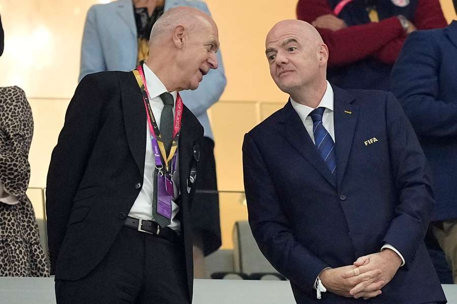 Neuendorf (l.) und Infantino (r.) während der WM 2022 Neuendorf (l.) und Infantino (r.) während der WM 2022