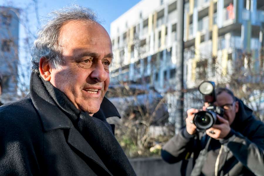 Platini, sonriente a su llegada al tribunal suizo
