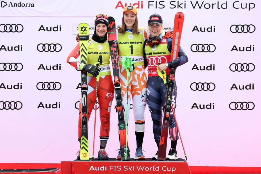 Van links naar rechts: Leona Popovic (runner-up), Petra Vlhova (winnares) en Mikaela Shiffrin (derde plek)