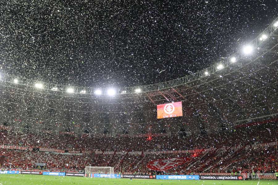 A chuva de papel picado causou atraso de 21 minutos no duelo contra o Flamengo