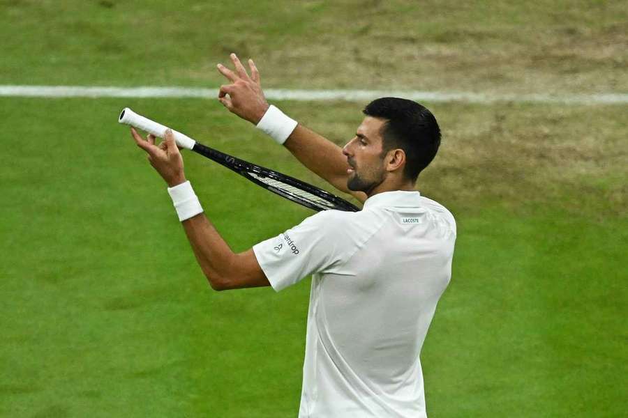 Sem um violino, mas nas meias-finais sem luta: Novak Djokovic