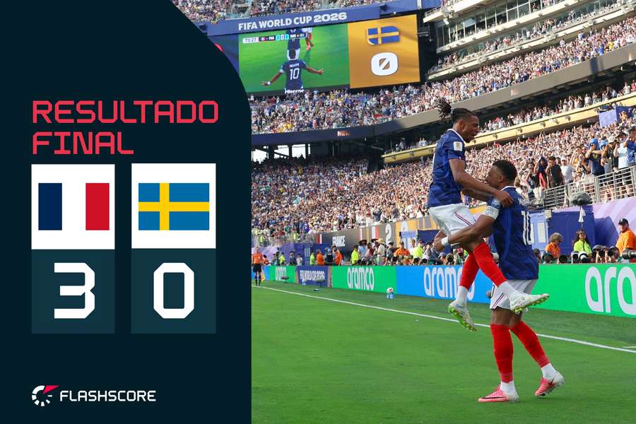 Mbappé, que bisou, festeja com Barcola, autor do 2-0 Mbappé, que bisou, festeja com Barcola, autor do 2-0