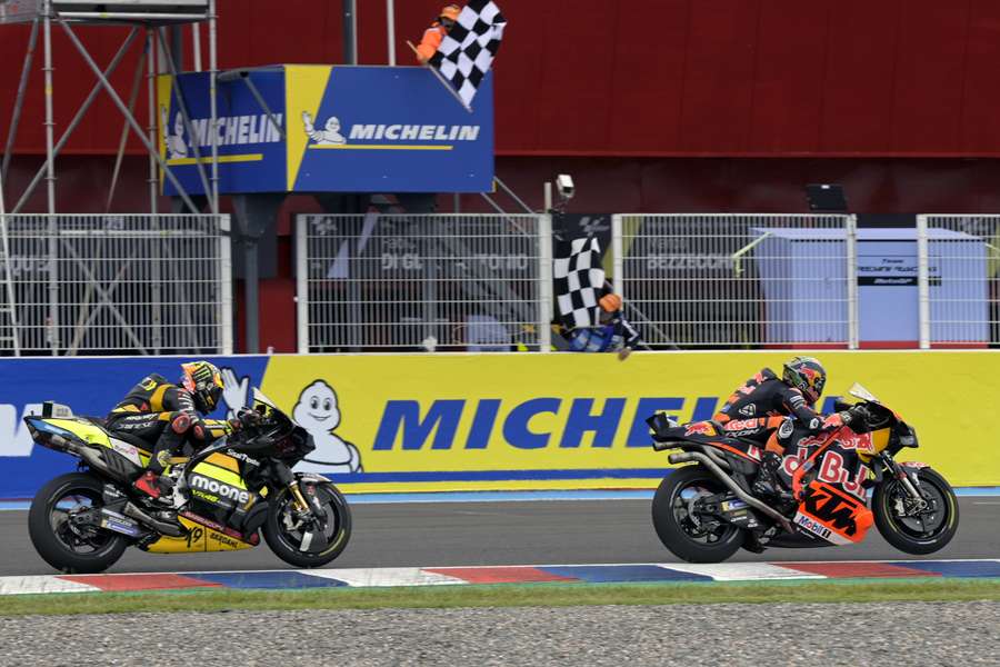 Brad Binder remonta desde el 15º puesto y gana el sprint de MotoGP en Argentina