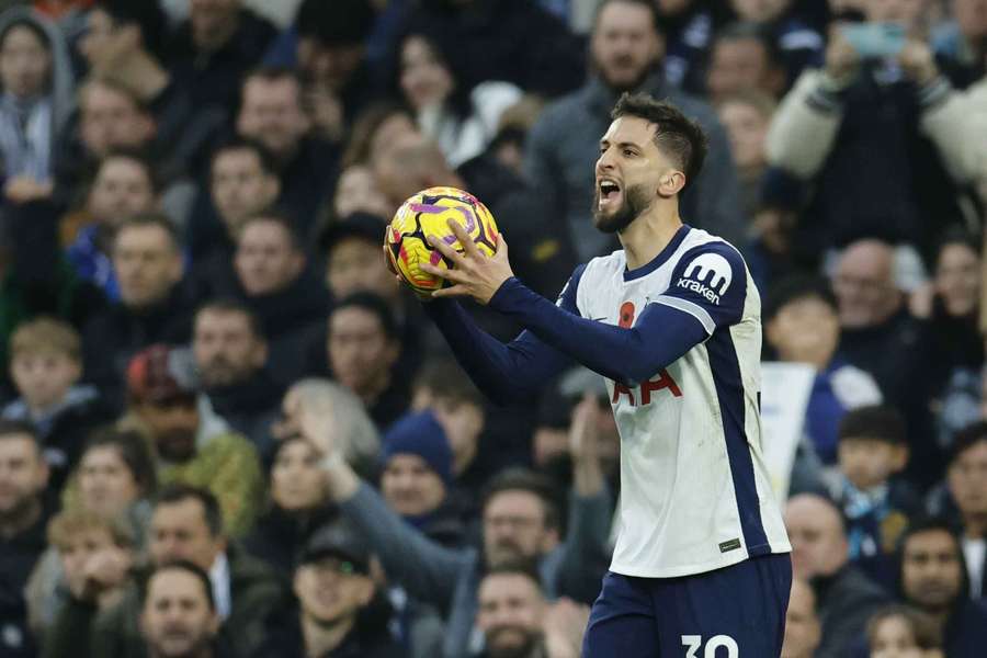 O jogador do Tottenham foi punido por comentário racista