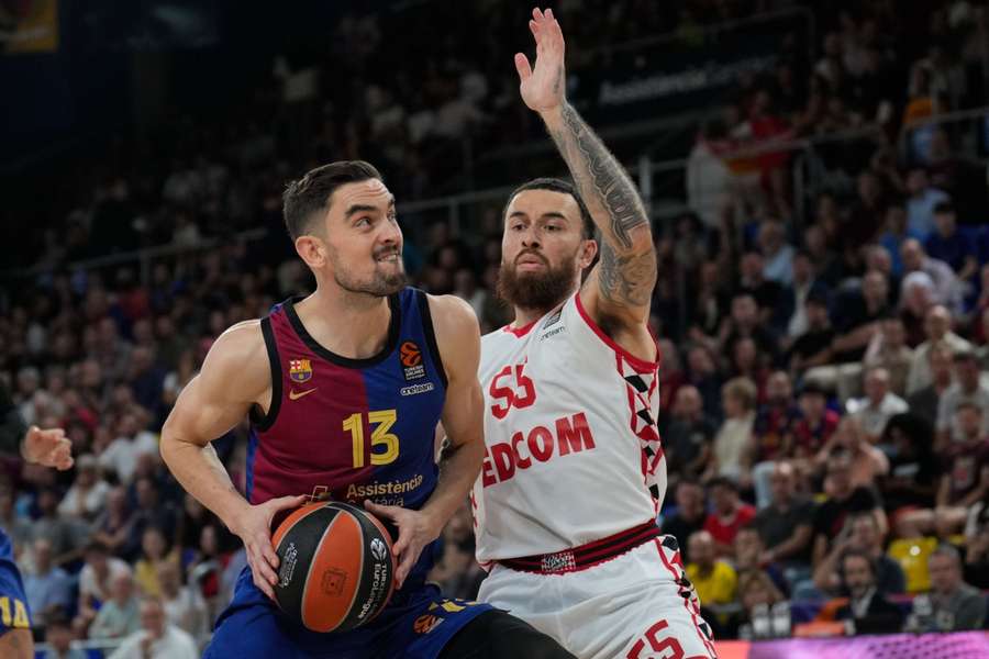 Tomas Satoransky ante Mike James, en el Barcelona-Mónaco