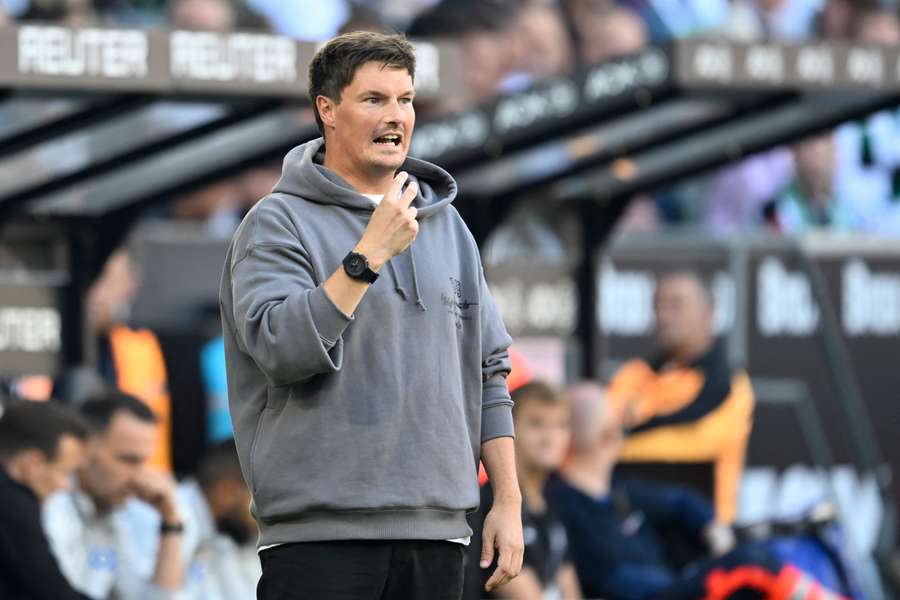 Hamburg coach Merlin Polzin on the touchline