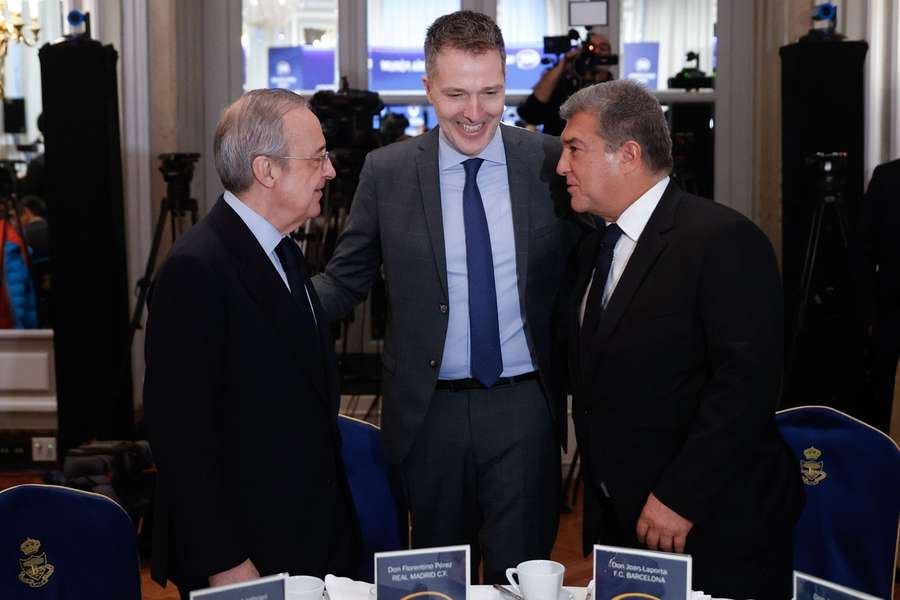Pérez, Laporta y el director general de A22 Sports Management, Bernd Reichart, en 2022. 