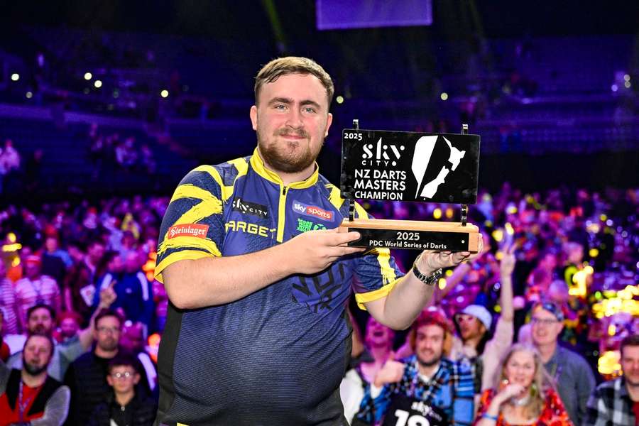 Littler nach dem Gewinn des New Zealand Darts Masters 