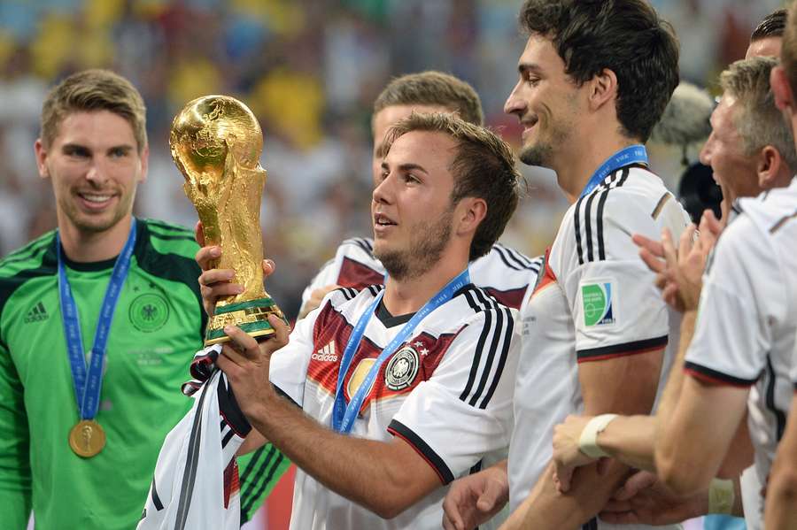 Mario Götze festeggia con la Coppa del Mondo dopo la finale del 2014 vinta dalla Germania 1-0 contro l’Argentina a Rio de Janeiro.