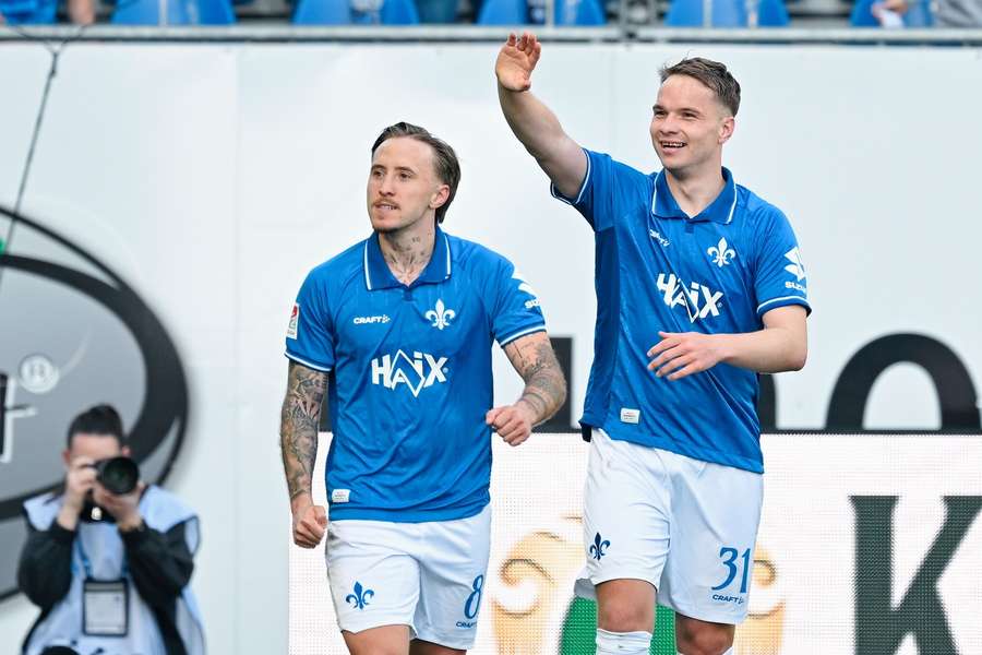 Torjubel von Darmstadts Niklas Schmidt (r.)