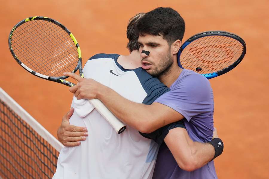 Carlos Alcaraz přijímá gratulaci k postupu od Jacka Drapera.