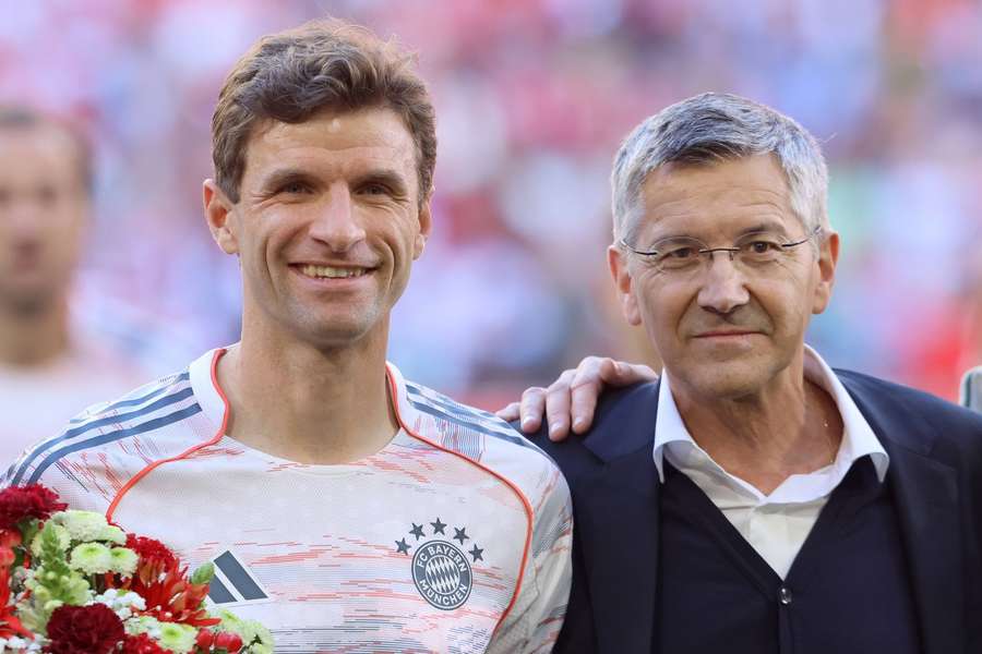 Thomas Müller (l.) und Herbert Hainer (r.) bei der Verabschiedung vom FC Bayern