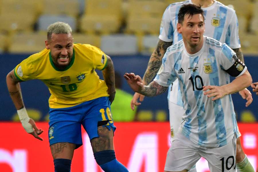 Neymar e Messi disputam bola no Maracanã