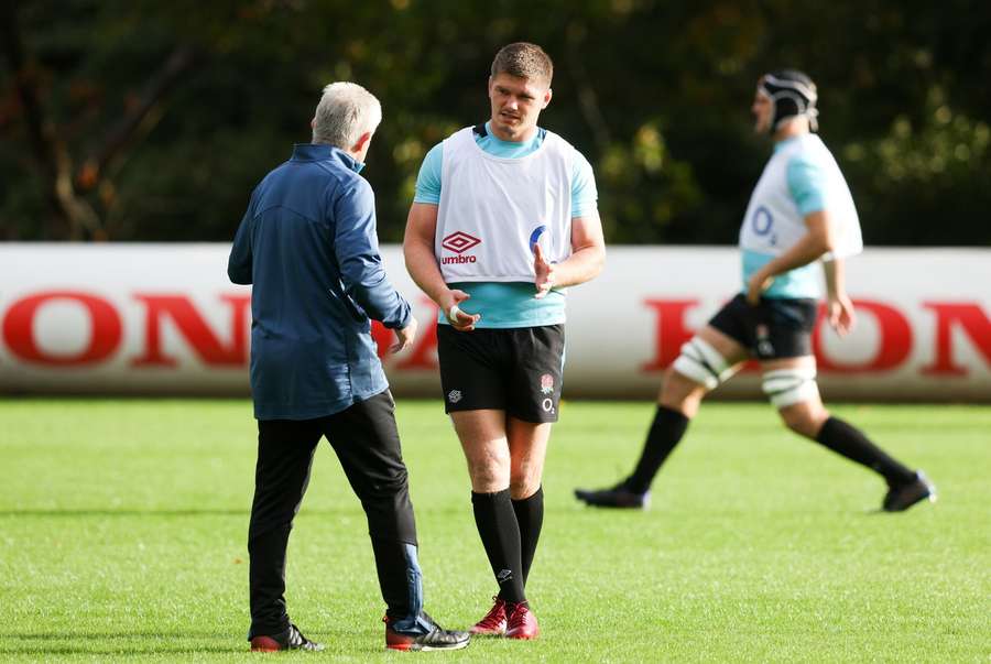 Farrell chats to the England coaching staff