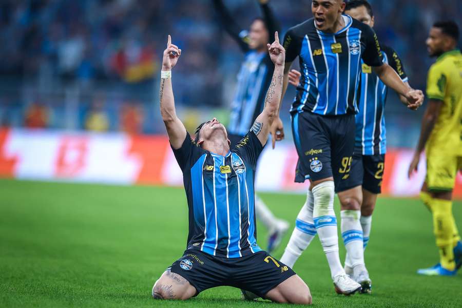 Pavón fez, de falta, o gol da classificação gremista Pavón fez, de falta, o gol da classificação gremista
