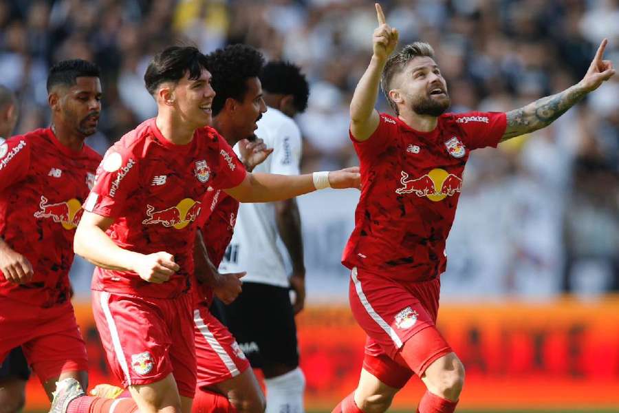 Eduardo Sasha comemora gol marcado sobre o Corinthians