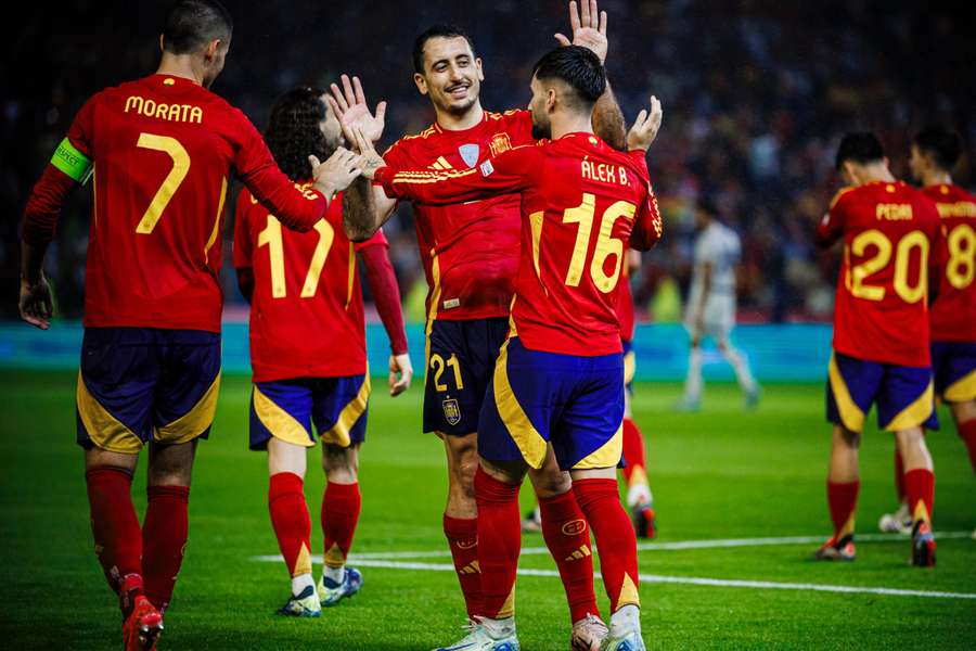 Jogadores de Espanha festejam a vitória por 3-0 sobre a Sérvia