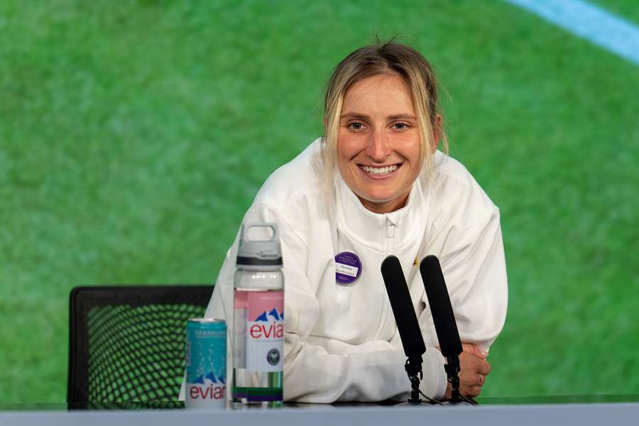 A campeã de Wimbledon, Marketa Vondrousova, em conferência de imprensa