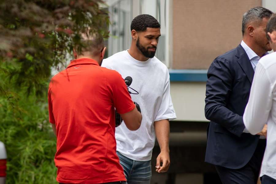 Loftus-Cheek chegou a Milão para assinar com os Rossoneri