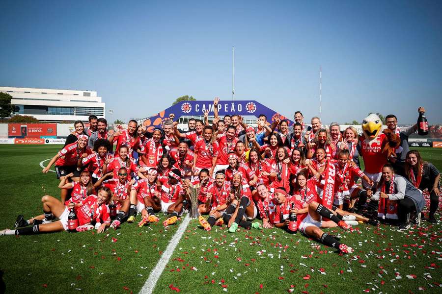 A festa das jogadoras do Benfica no relvado