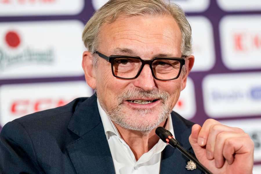 Moták na své první nominační tiskové konferenci. Moták na své první nominační tiskové konferenci.