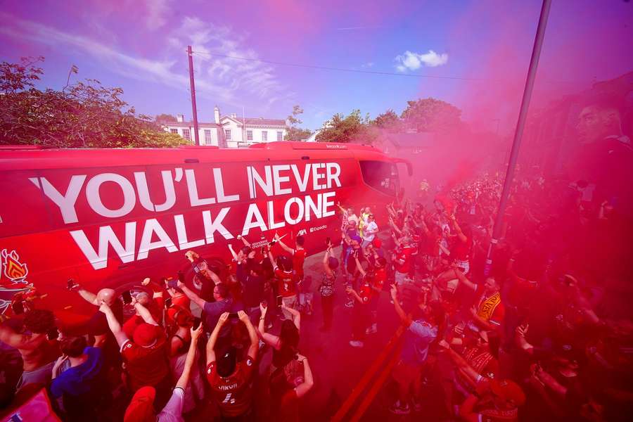 Autocarul lui Liverpool înconjurat de fani pe străzile orașului