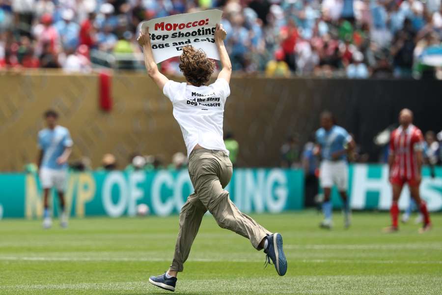 Invasor de campo faz protesto durante duelo entre City e Wydad