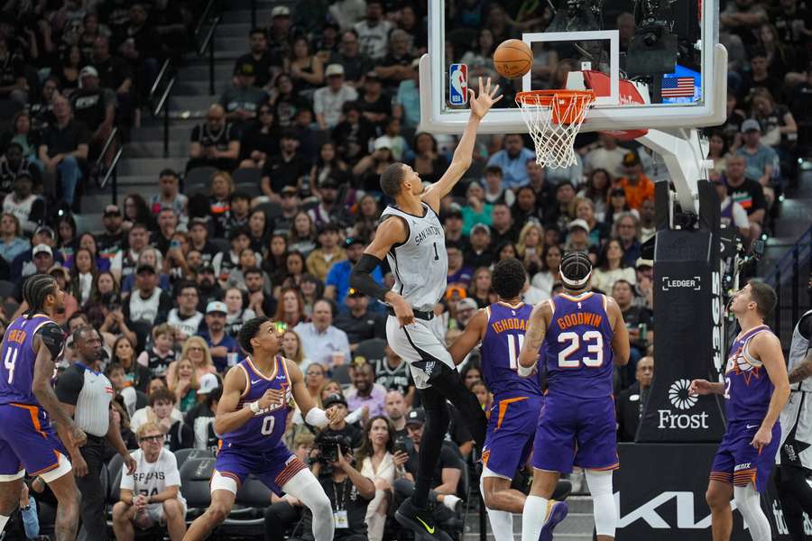 Los Spurs ganan en la visita a Phoenix Los Spurs ganan en la visita a Phoenix