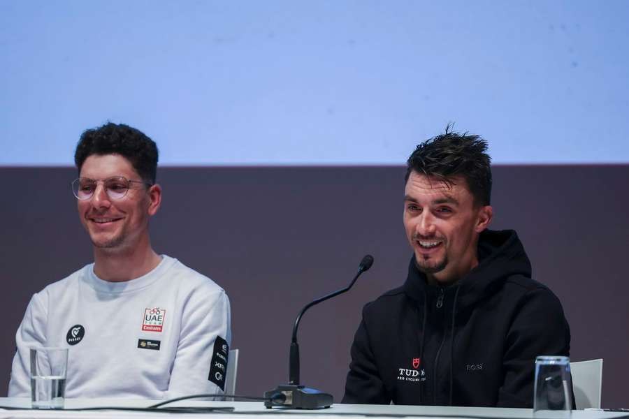 Julian Alaphilippe ao lado de João Almeida na conferência de antevisão