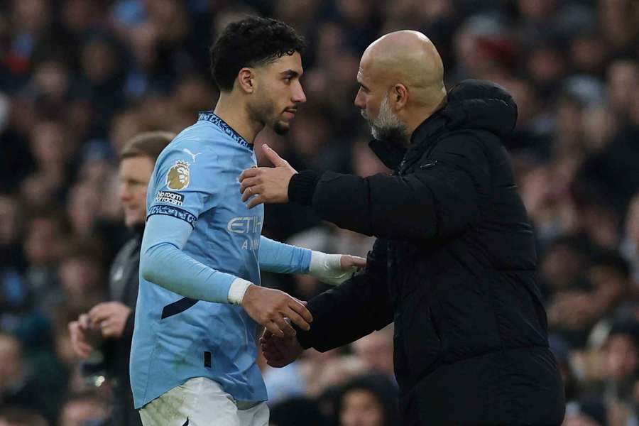 Omar Marmoush con su entrenador Pep Guardiola tras ser sustituido 