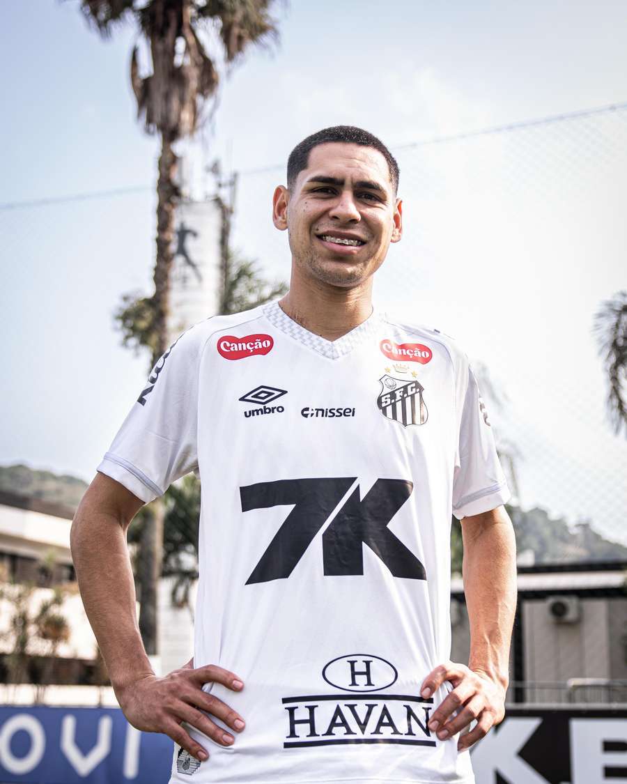 Gustavo Caballero assinou com o Santos por quatro anos