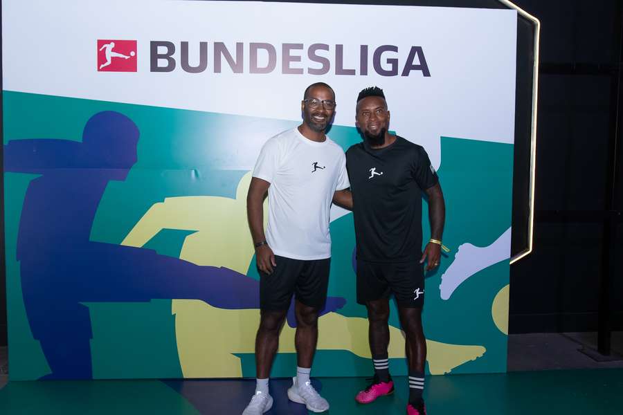 Zé Roberto e Cacau no stand da Bundesliga no Sports Summit 2023