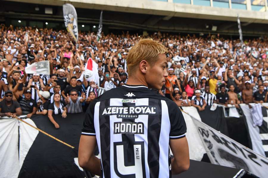 Honda e a festa da torcida botafoguense no Nilton Santos Honda e a festa da torcida botafoguense no Nilton Santos