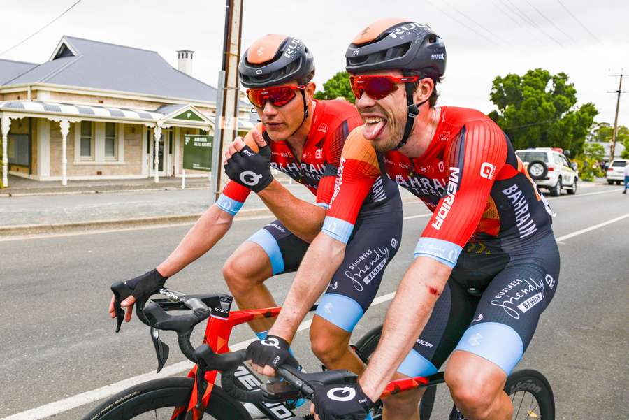 El ciclista alemán Phil Bauhaus, a la derecha de la imagen, gana la primera etapa del Tour Down Under