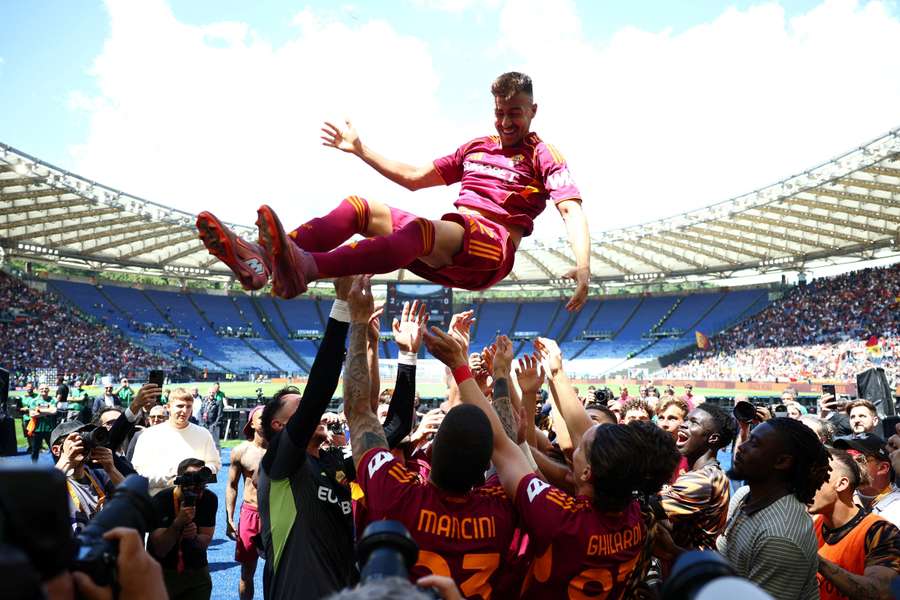 Stephan El Shaarawy, manteado por sus compañeros en su último partido en Roma
