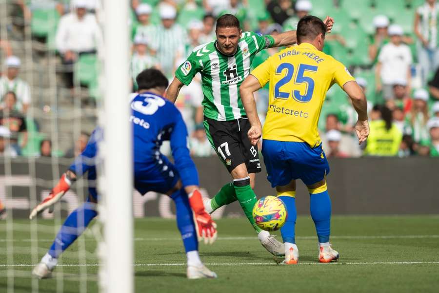 Joaquín disputa un balón contra el Cádiz en LaLiga