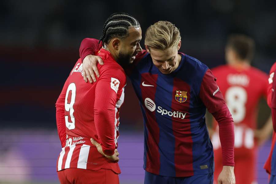 Frenkie de Jong (R) ontbreekt wegens ziekte in de selectie van FC Barcelona