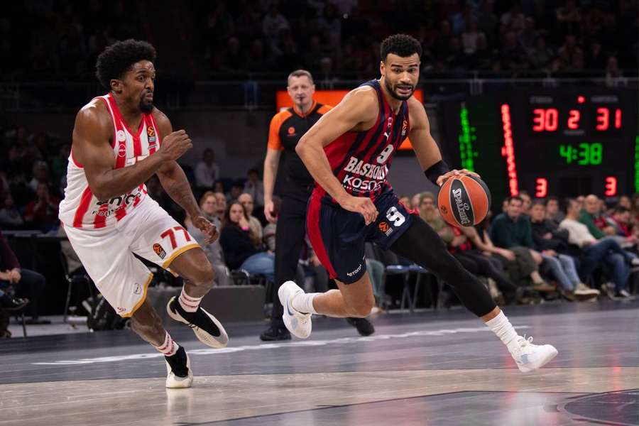 Tim Cabarrot y Mckissic durante el Baskonia-Olympiacos
